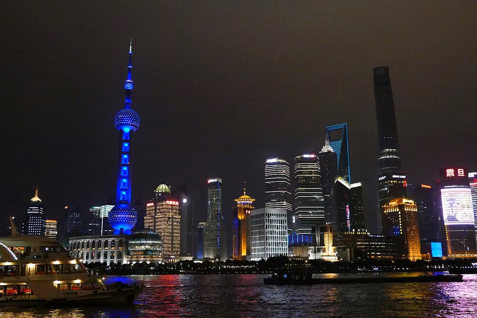 La silhouette de Pudong, vue de nuit depuis le Bund à Shanghai.
