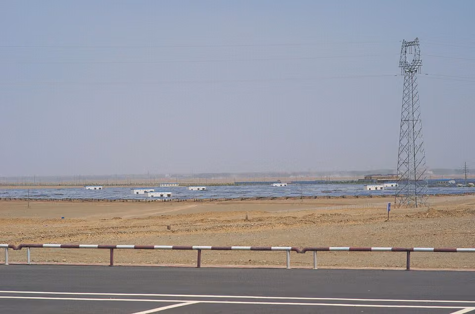 Des champs de panneaux photovoltaïques à Dunhuang, dans le Gansu, en Chine.